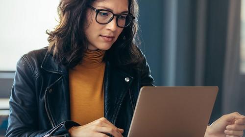 Assessor interagindo com um laptop